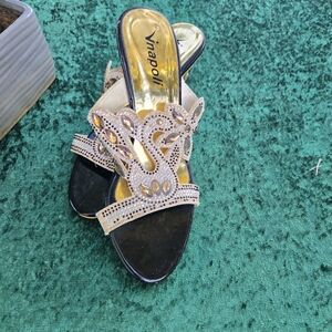 Women's Chic Black and Gold Sandals 396